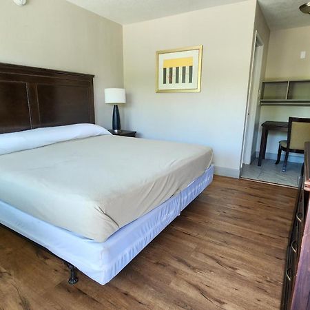 Merit Inn And Suites Бомонт Екстериор снимка