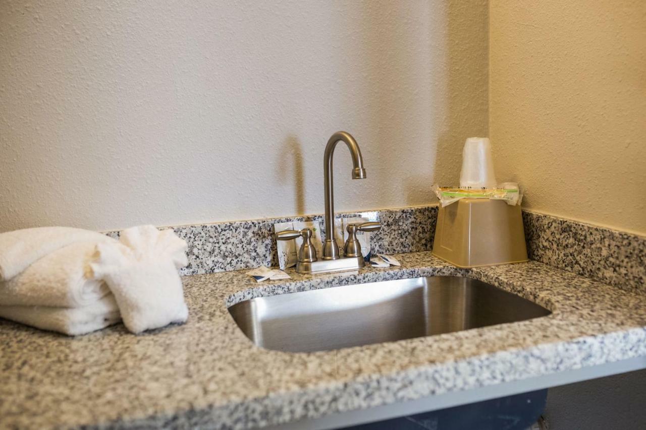 Merit Inn And Suites Бомонт Екстериор снимка