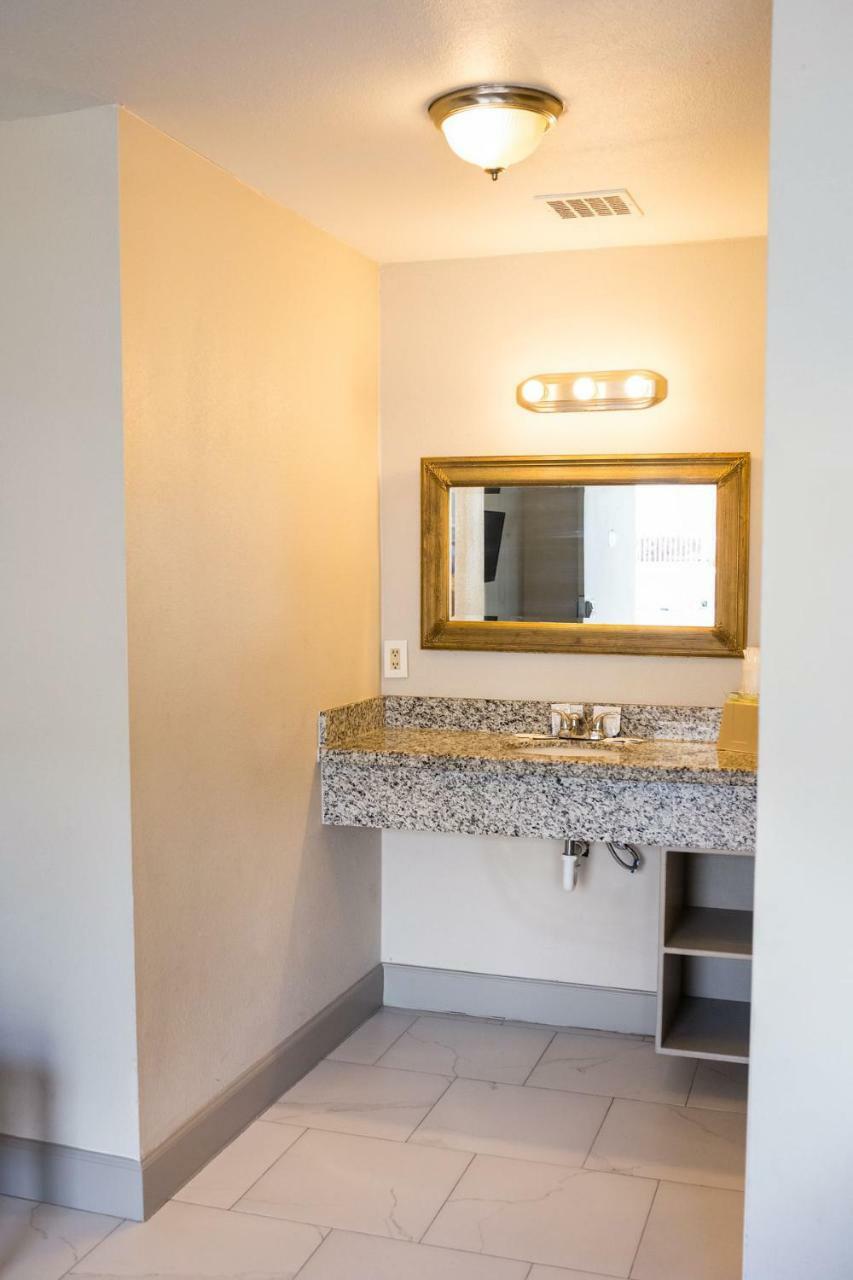 Merit Inn And Suites Бомонт Екстериор снимка