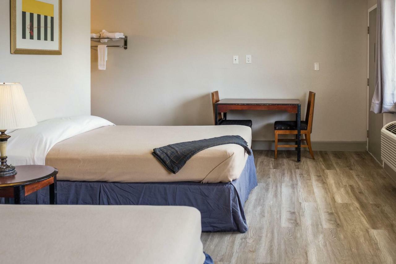 Merit Inn And Suites Бомонт Екстериор снимка