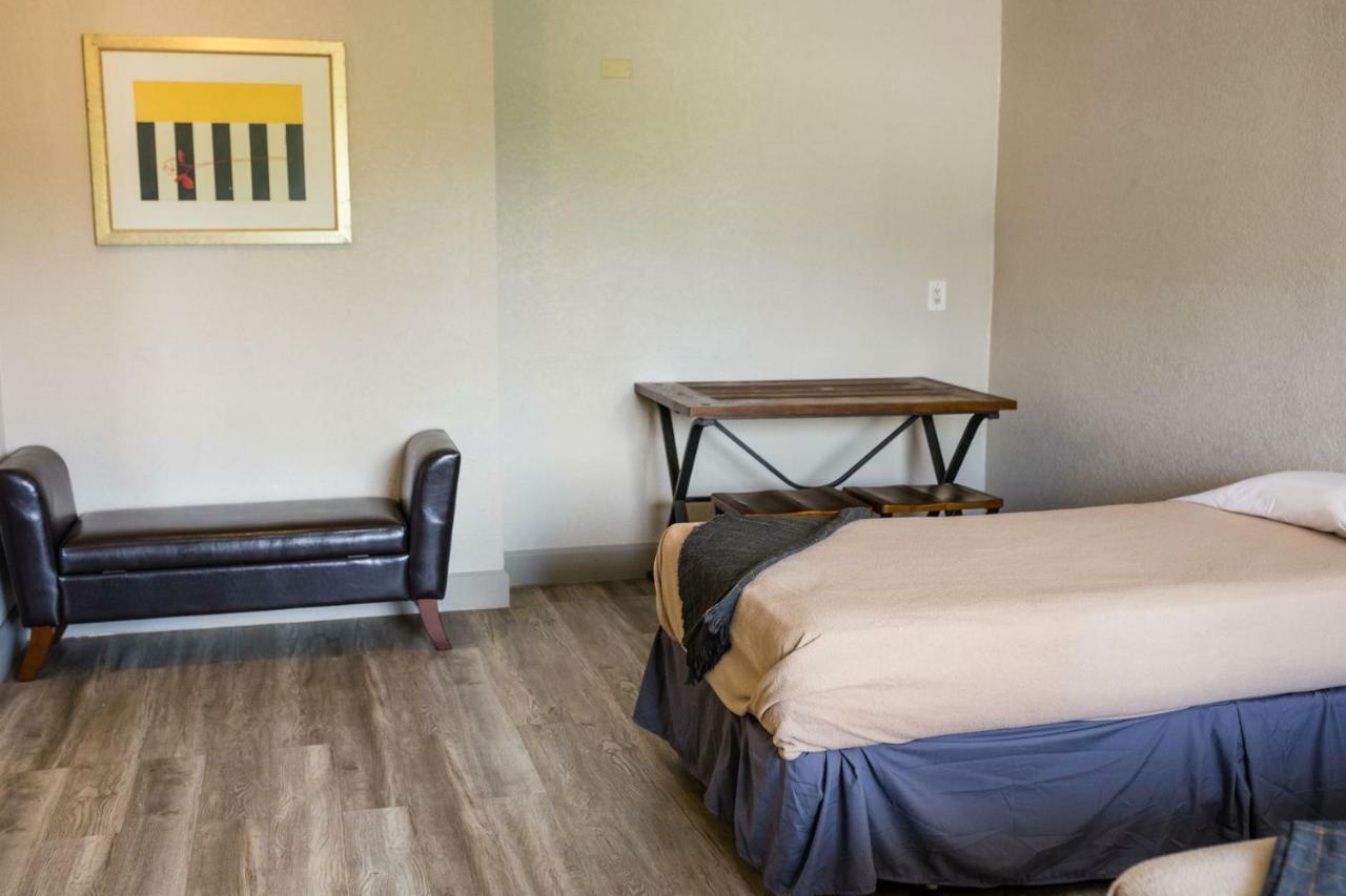 Merit Inn And Suites Бомонт Екстериор снимка