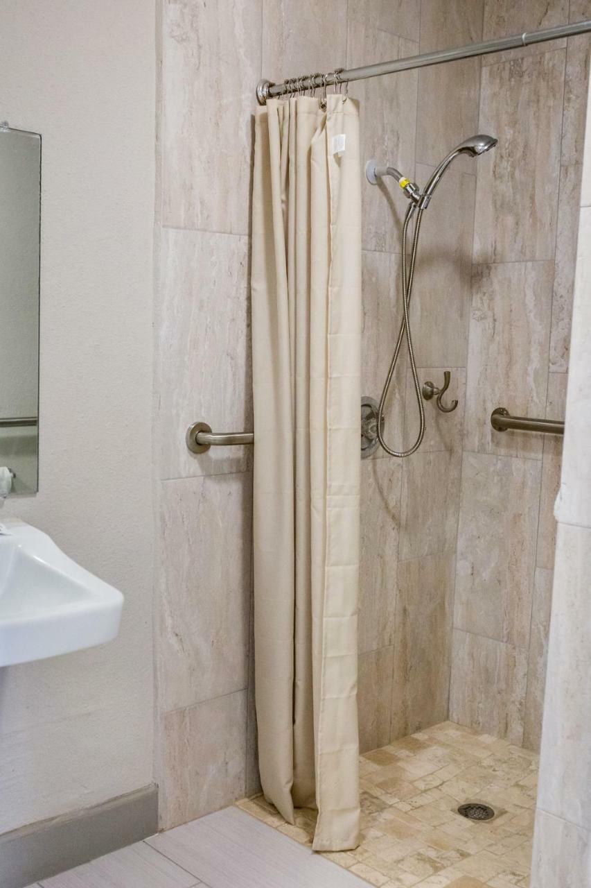 Merit Inn And Suites Бомонт Екстериор снимка