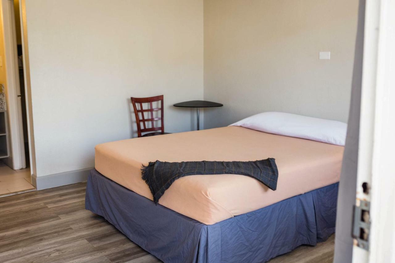 Merit Inn And Suites Бомонт Екстериор снимка