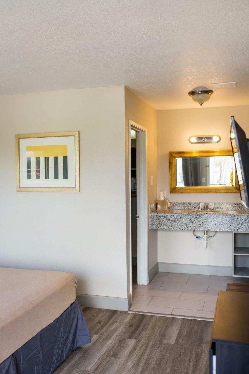 Merit Inn And Suites Бомонт Екстериор снимка