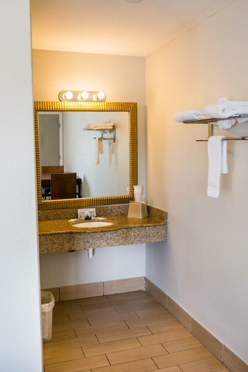 Merit Inn And Suites Бомонт Екстериор снимка