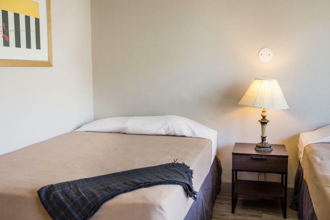 Merit Inn And Suites Бомонт Екстериор снимка